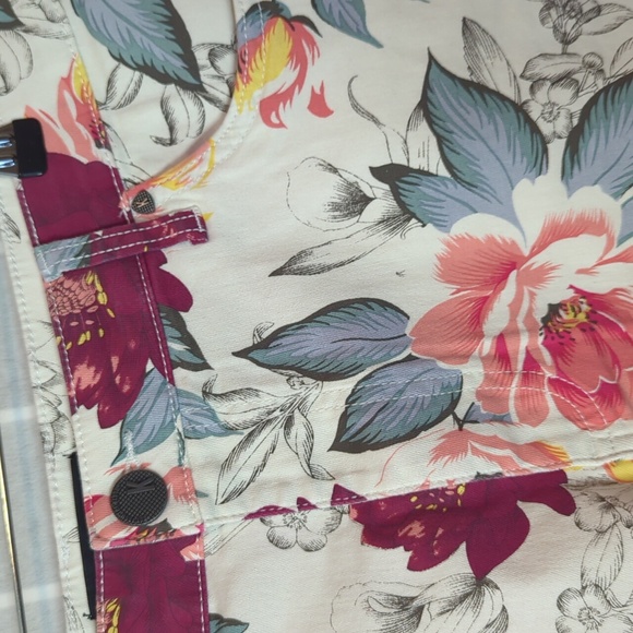 Kut from the Kloth Jane Short Floral Denim Raw Hem Cut Off High Rise - Picture 3 of 9